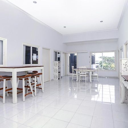Oyo 747 Cipunegara Residence Surabaya Buitenkant foto