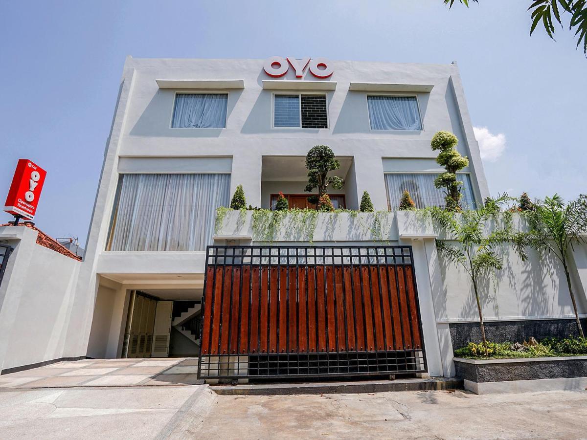 Oyo 747 Cipunegara Residence Surabaya Buitenkant foto