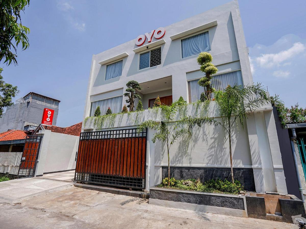 Oyo 747 Cipunegara Residence Surabaya Buitenkant foto