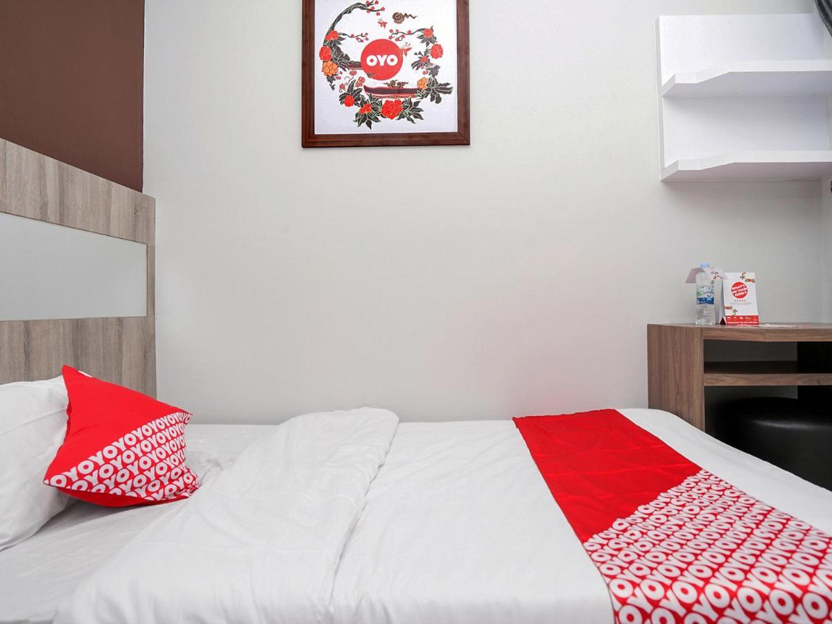 Oyo 747 Cipunegara Residence Surabaya Buitenkant foto