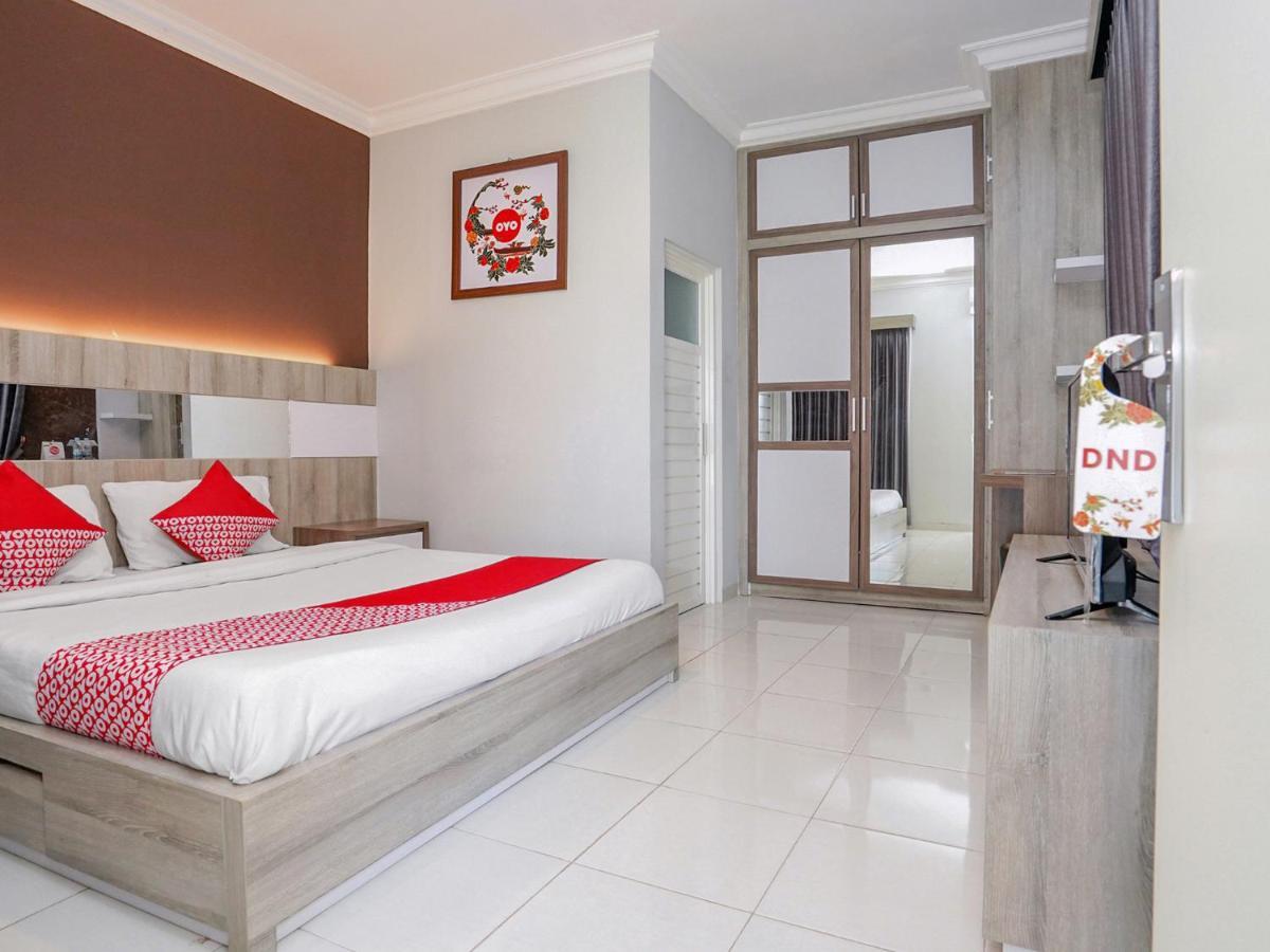 Oyo 747 Cipunegara Residence Surabaya Buitenkant foto