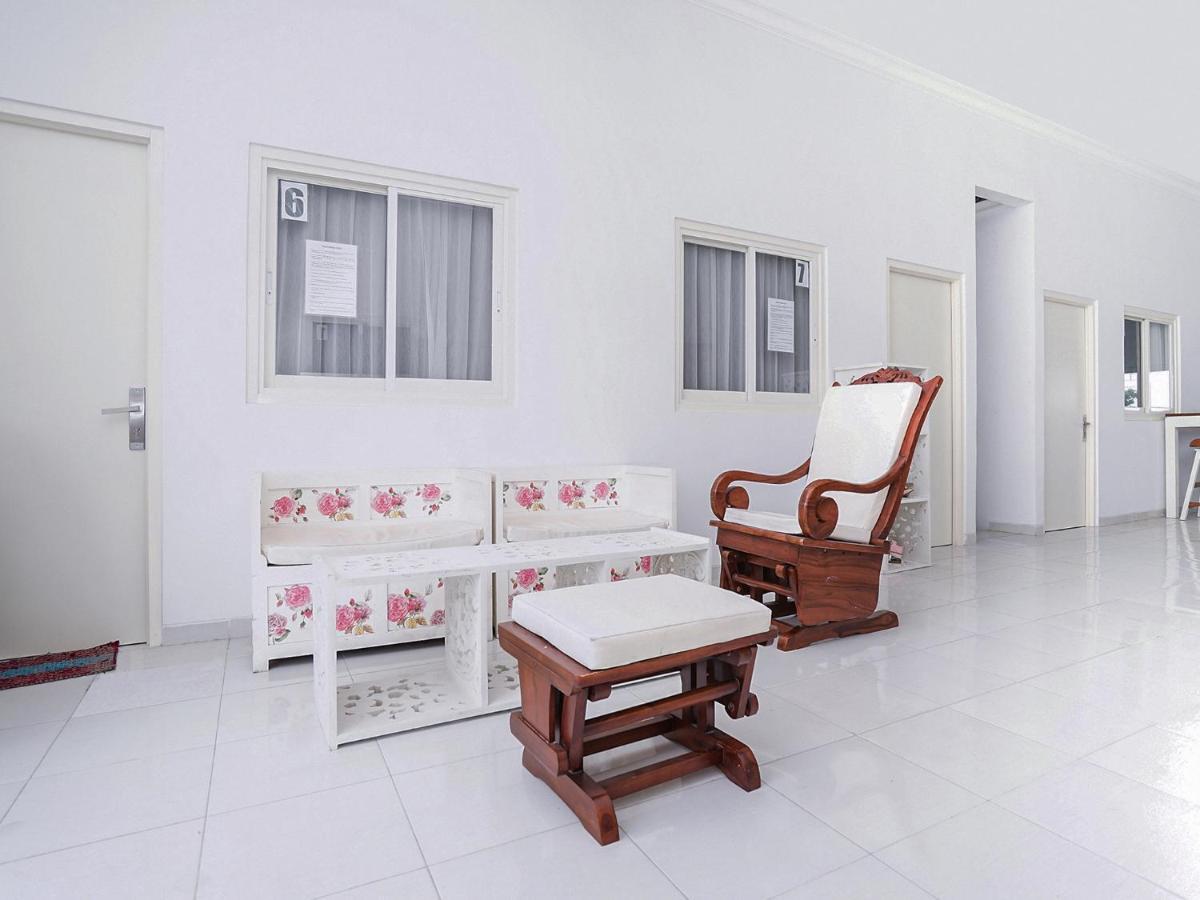 Oyo 747 Cipunegara Residence Surabaya Buitenkant foto