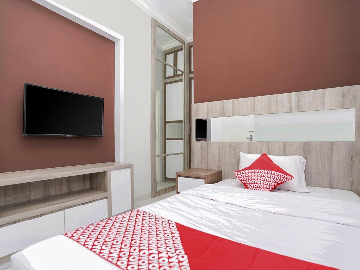 Oyo 747 Cipunegara Residence Surabaya Buitenkant foto