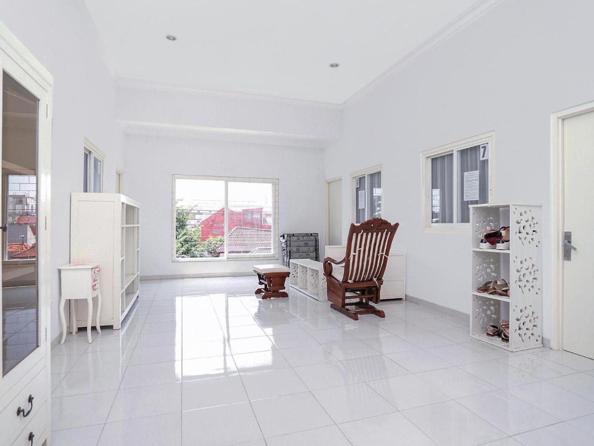 Oyo 747 Cipunegara Residence Surabaya Buitenkant foto
