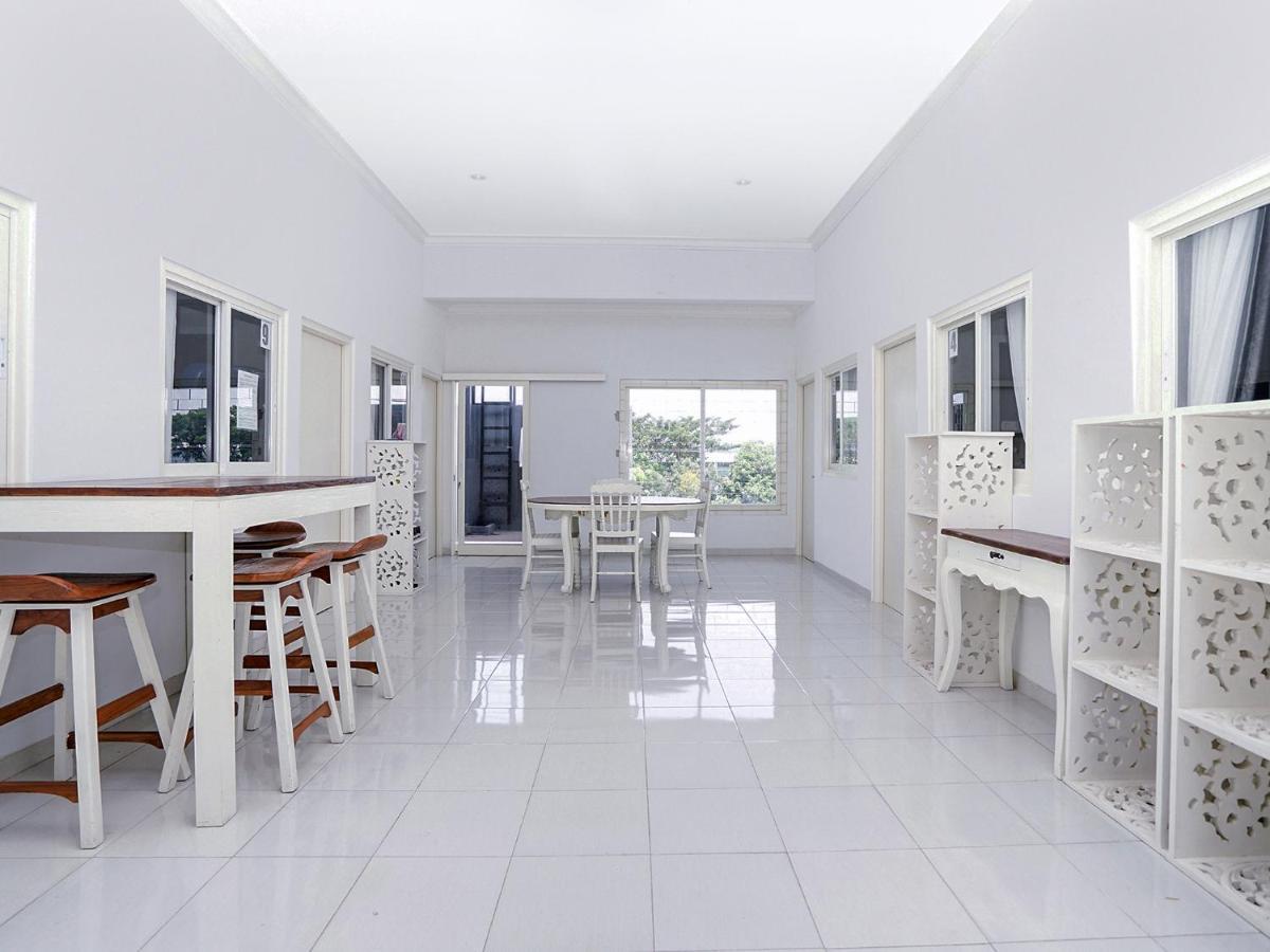 Oyo 747 Cipunegara Residence Surabaya Buitenkant foto