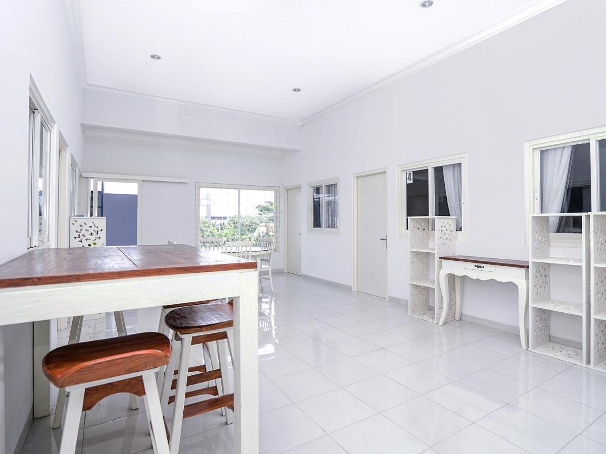 Oyo 747 Cipunegara Residence Surabaya Buitenkant foto