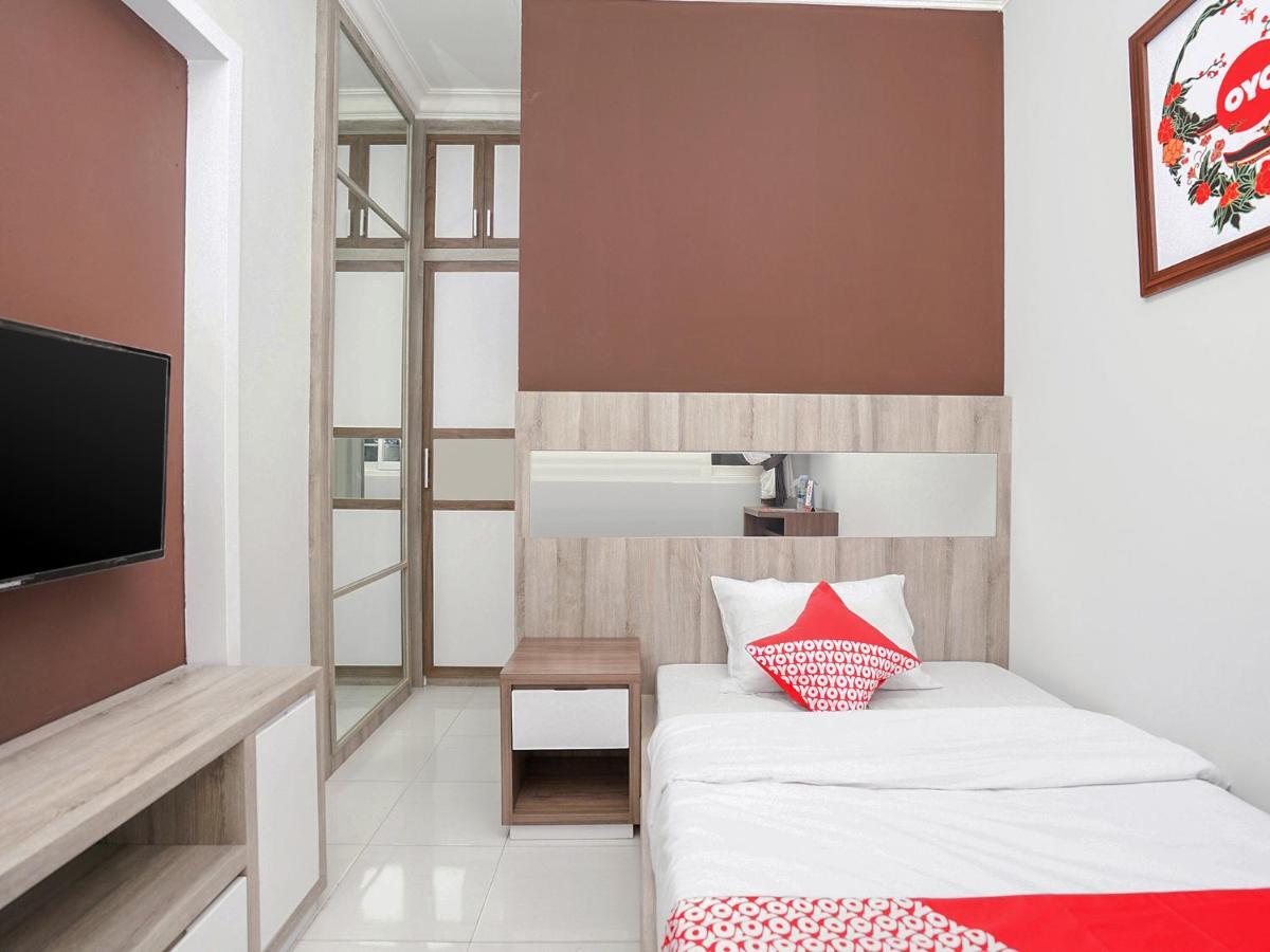 Oyo 747 Cipunegara Residence Surabaya Buitenkant foto