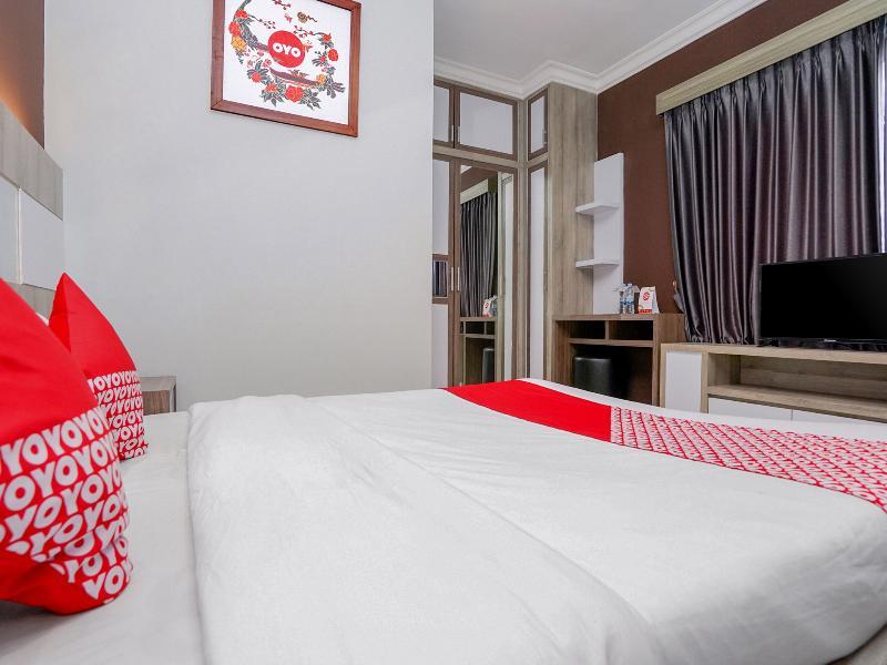 Oyo 747 Cipunegara Residence Surabaya Buitenkant foto