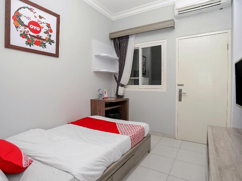 Oyo 747 Cipunegara Residence Surabaya Buitenkant foto