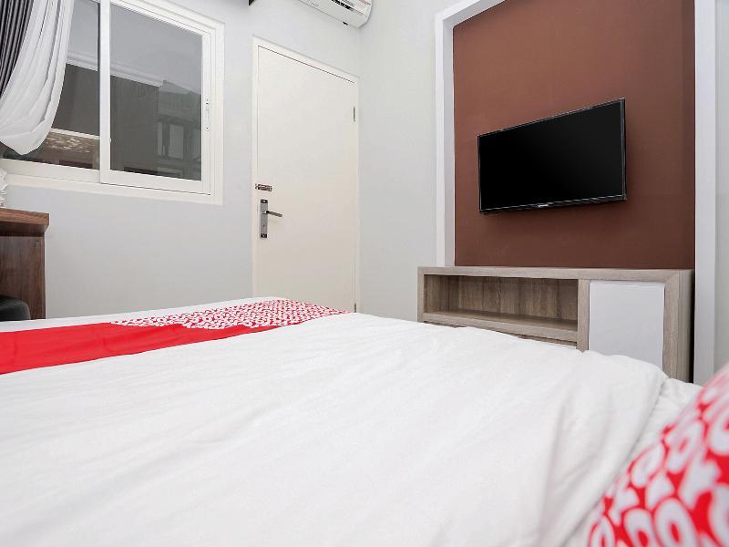 Oyo 747 Cipunegara Residence Surabaya Buitenkant foto