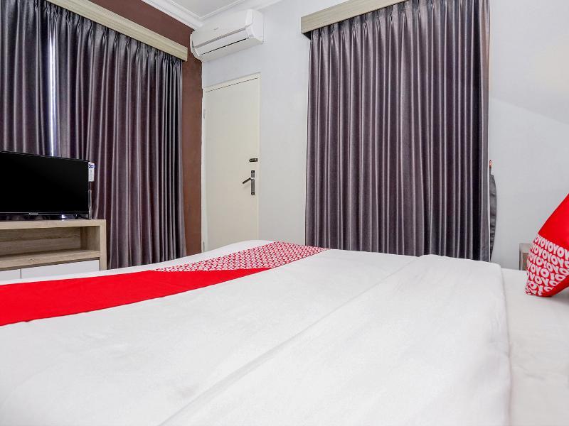 Oyo 747 Cipunegara Residence Surabaya Buitenkant foto