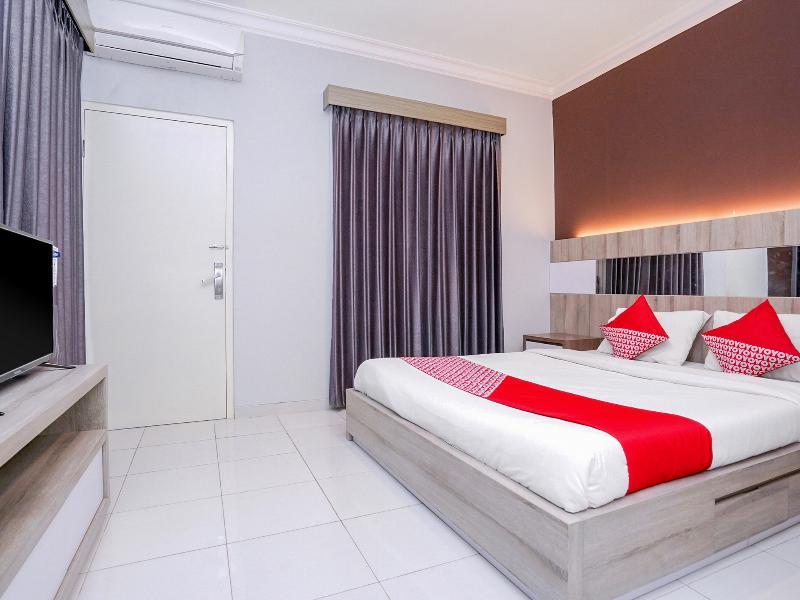 Oyo 747 Cipunegara Residence Surabaya Buitenkant foto