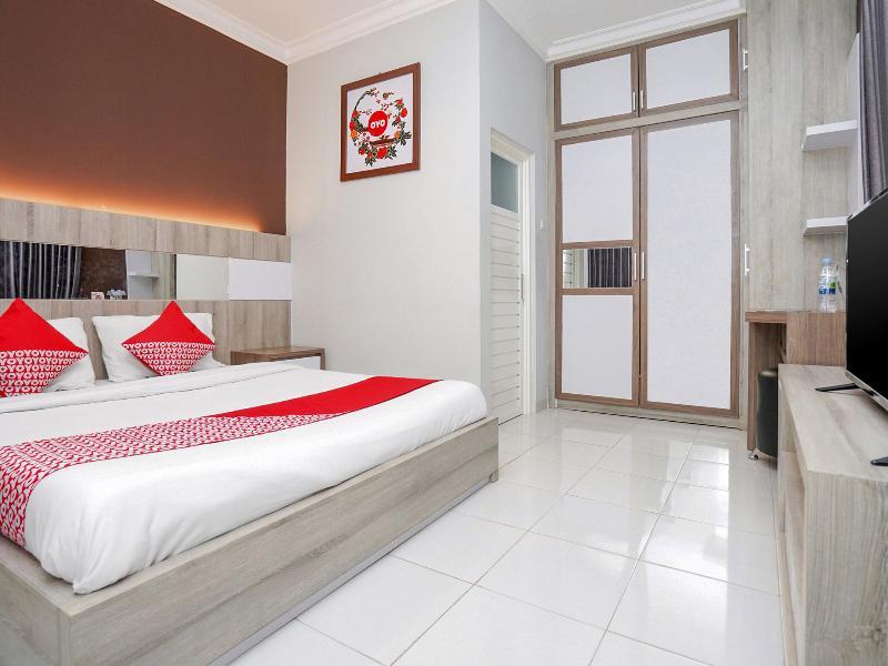 Oyo 747 Cipunegara Residence Surabaya Buitenkant foto