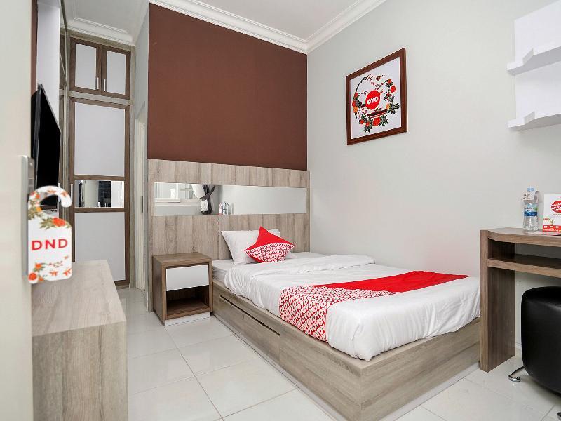 Oyo 747 Cipunegara Residence Surabaya Buitenkant foto